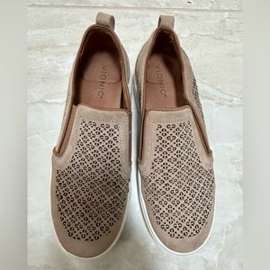 Vionic Kimmie perf sneaker women’s size 9. Color wheat/tan.